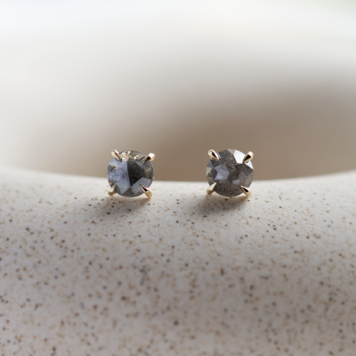 Minimalistické náušnice se salt and pepper diamanty SUZETTE