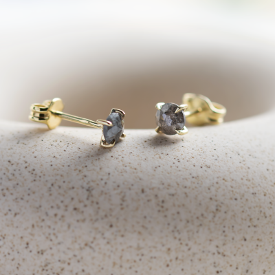 Minimalistické náušnice se salt and pepper diamanty SUZETTE