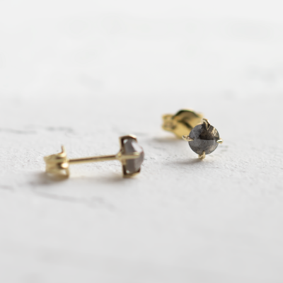 Minimalistické náušnice se salt and pepper diamanty SUZETTE