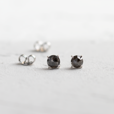 Minimalistické náušnice se salt and pepper diamanty SUZETTE