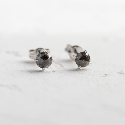Minimalistické náušnice se salt and pepper diamanty SUZETTE