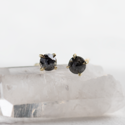 Minimalistické náušnice se salt and pepper diamanty SUZETTE