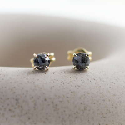 Minimalistické náušnice se salt and pepper diamanty SUZETTE