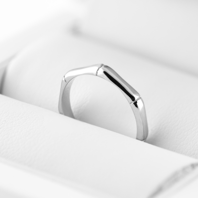 Minimalistický stříbrný prsten s netradičním designem KVAL
