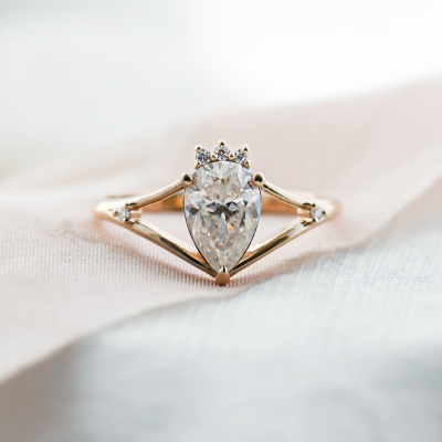 Atypical gold ring with moissanites AMELIA