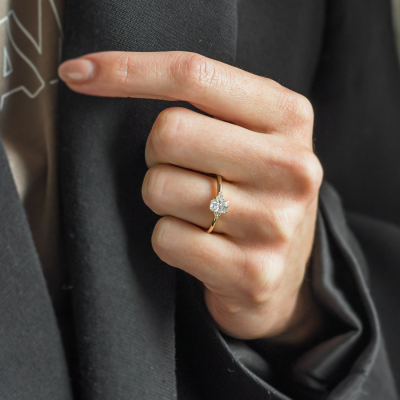 Elegantní zásnubní prsten s moissanity BIBIANA