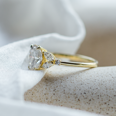 Zlatý vintage prsten s moissanity GEMMA