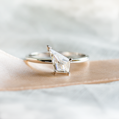 Atypical gold ring with kite moissanite JODIE