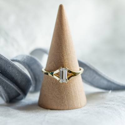 Atypical gold ring with baguette moisanite KEIRA
