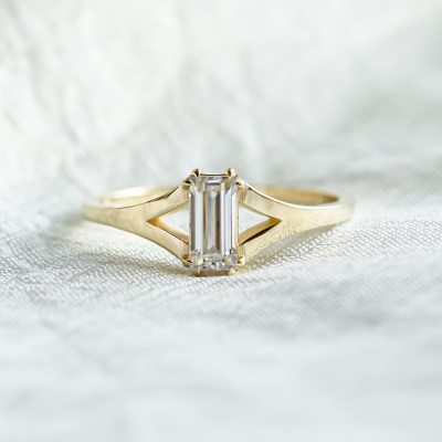 Atypical gold ring with baguette moisanite KEIRA