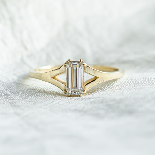 Atypical gold ring with baguette moisanite KEIRA