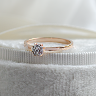 Pavé engagement ring with moissanites LUCY