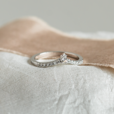 Curved wedding ring with moissanites PARLOR