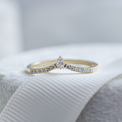 Curved wedding ring with moissanites PARLOR