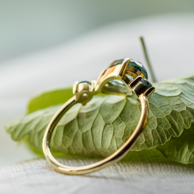 Asymetrický zlatý prsten s mechovými acháty ARTE