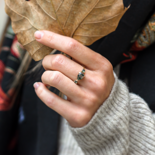 Asymetrický zlatý prsten s mechovými acháty ARTE