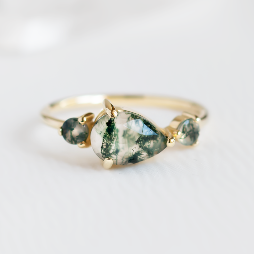 Asymetrický zlatý prsten s mechovými acháty ARTE