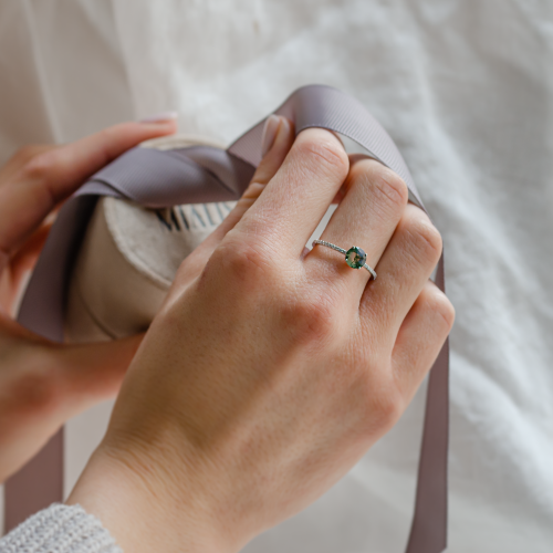 Zlatý zásnubní prsten s mechovým achátem a moissanity ARWEN