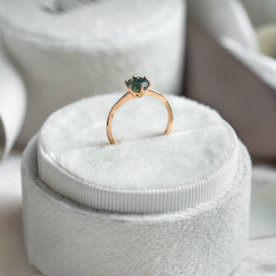Netradiční zásnubní prsten s mechovým achátem a organickou obroučkou AVERIL