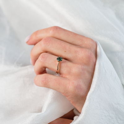Netradiční zásnubní prsten s mechovým achátem a organickou obroučkou AVERIL