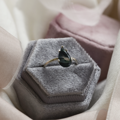 Zlatý prsten s mechovým achátem ve tvaru kapky BERT