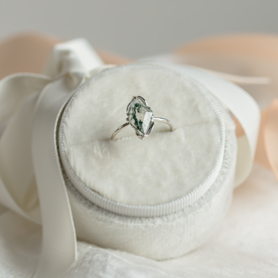 Original engagement ring with moss agate GIANA