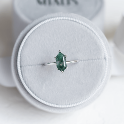 Zlatý prsten s mechovým achátem ve tvaru šestihranu KLERA