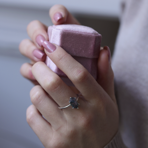 Zlatý prsten s mechovým achátem ve tvaru šestihranu KLERA