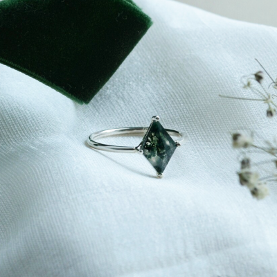 Geometric engagement ring with moss agate LUCCA