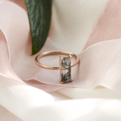 Zlatý minimalistický prsten s mechový achátem MOS