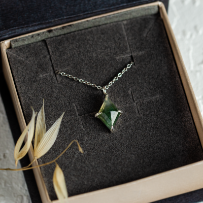 Gold necklace with kite moss agate QUENDI