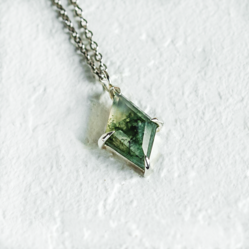 Zlatý náhrdelník s kite mechovým achátem QUENDI