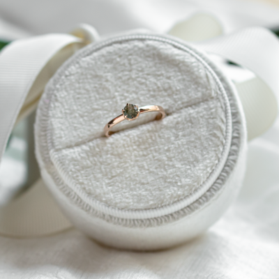 Zlatý zásnubní prsten s mechovým achátem v soliter stylu SADIE