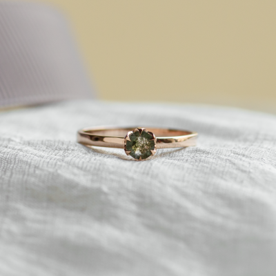 Zlatý zásnubní prsten s mechovým achátem v soliter stylu SADIE