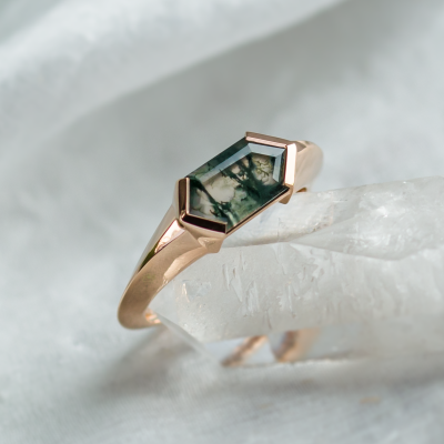 Original east west ring with trendy solid bezel and hexagonal moss agate SEI