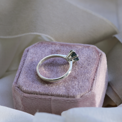Minimalistický prsten ze zlata s mechovým achátem STAMI