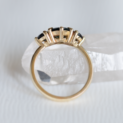 Zlatý prsten s mechovým achátem a modrými topazy SYLT