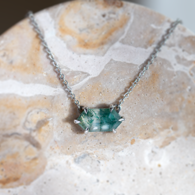 Zlatý náhrdelník s hexagon mechovým achátem VALINOR