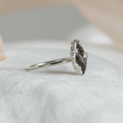 Netradiční prsten s rutiovým křišťálem BENI