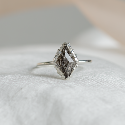 Netradiční prsten s rutiovým křišťálem BENI