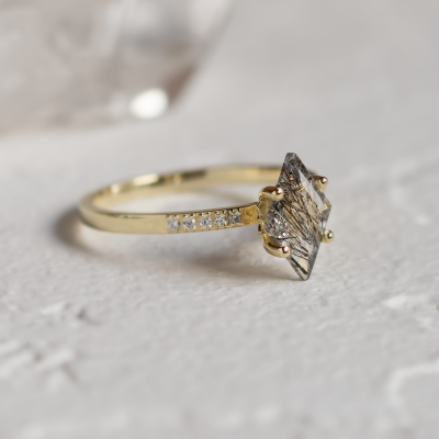 Zlatý prsten s kite rutilovým křišťálem a diamanty ESTER