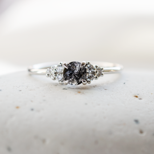 Gold ring with rutilated quartz and diamonds HESTIÁ