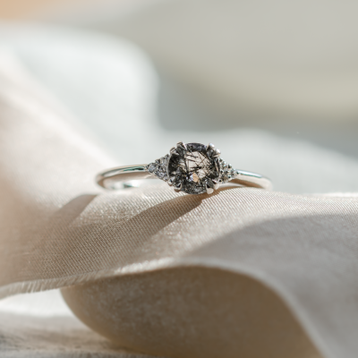 Netradiční zásnubní prsten s rutilovým křišťálem a diamanty PRECIOUS
