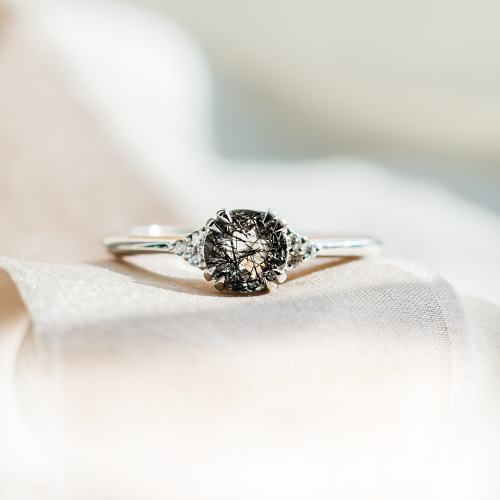Netradiční zásnubní prsten s rutilovým křišťálem a diamanty PRECIOUS