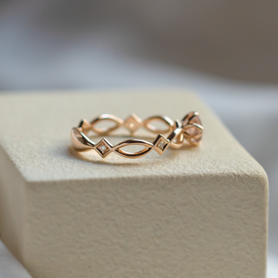 Solid gold Irish knot ring for women with strawberry quartz QUEENLY