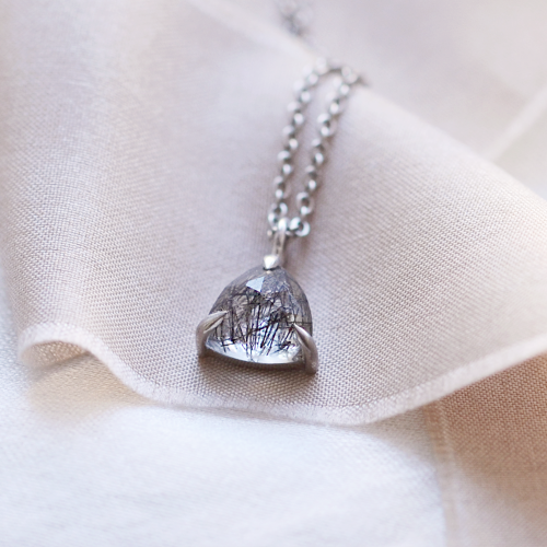 Minimalistický náhrdelník s rutilovým křišťálem TRIANGLE