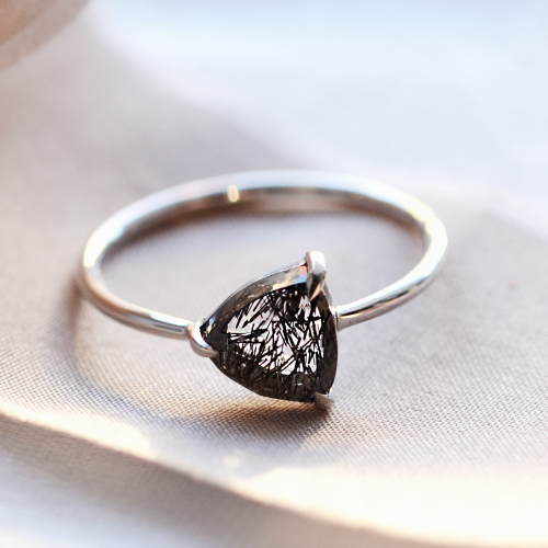 Minimalistický prsten s rutilovým křišťálem TRIGLAV