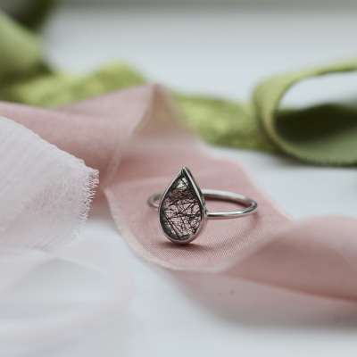 Zlatý minimalistický prsten s rutil quartzem UBEDA