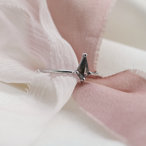 Zlatý prsten s diamantem  salt and pepper ANZI