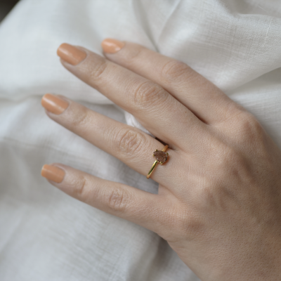 Zlatý prsten s diamantem salt and pepper ve tvaru kapky BERTA